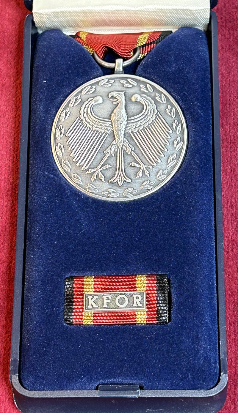 BRD Silbern Einsatzmedaille der Bundeswehr KFOR mit Bandschnalle im Etui