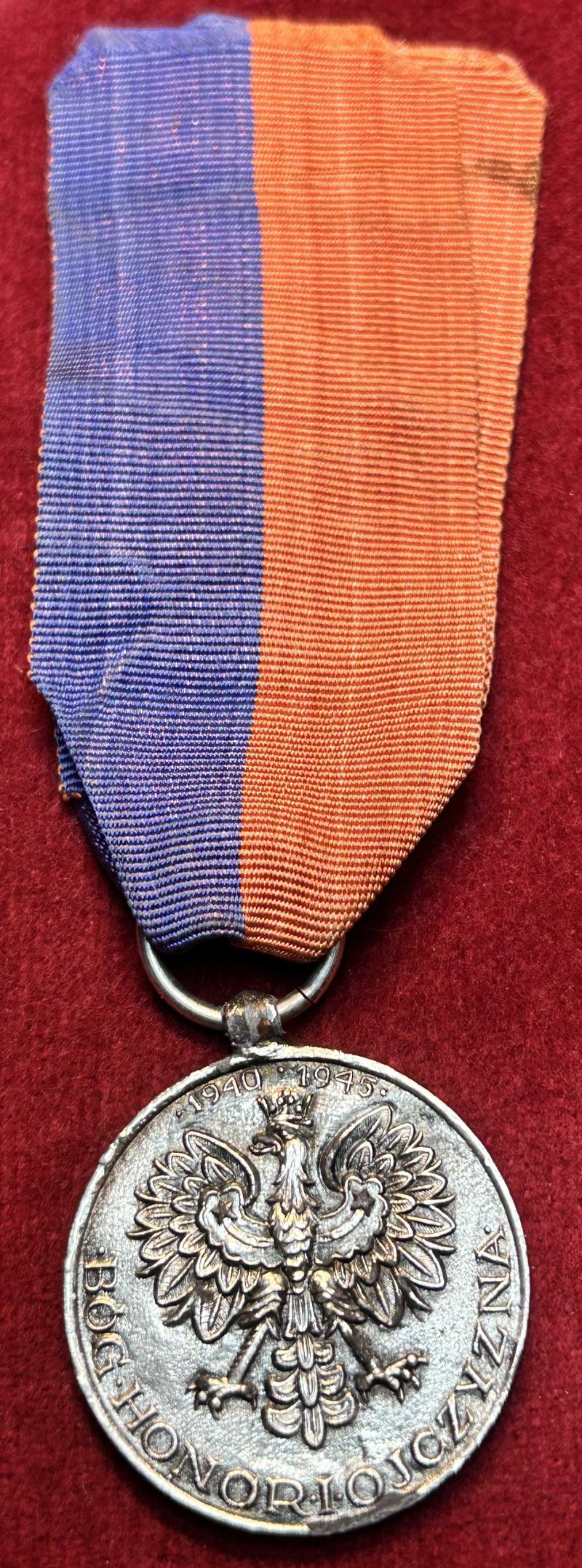 Polski Pamiątkowy medal 3 dywizji strzelców Karpackich,upamiętniający szlak bojowy