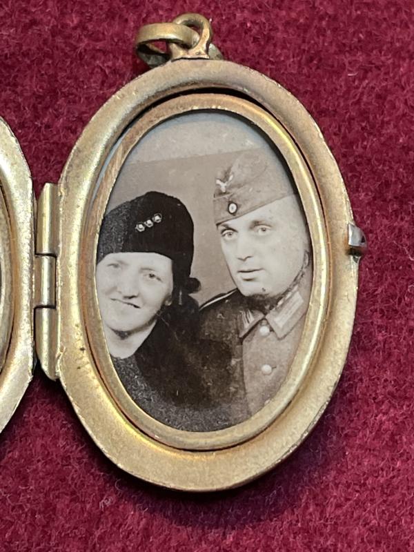 3rd Reich Medaillion mit Familienfotos